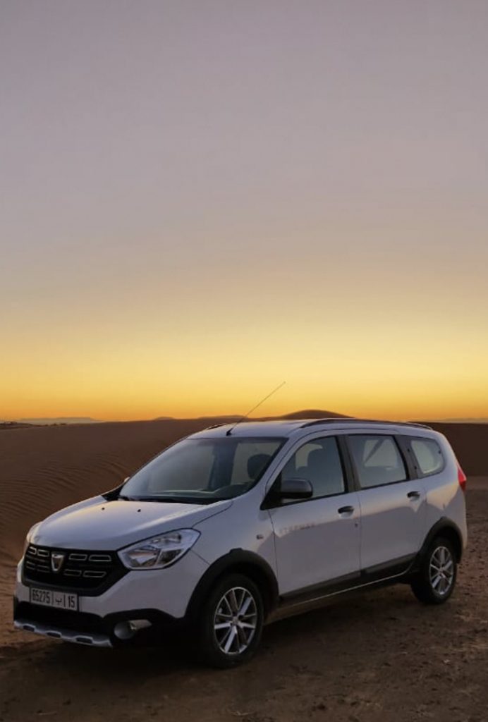 Lodgy Stepway au desert , dunes de merzouga. location de voiture 7 places à fès location de voiture fes