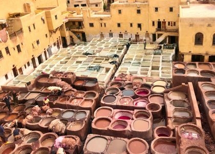 Découvrez la magie des Tanneries de Fès, véritable trésor de l'artisanat marocain. Les cuves colorées révèlent un savoir-faire ancestral au cœur de la médina. Complétez votre aventure avec la location de voiture fes pour une expérience sensorielle unique.