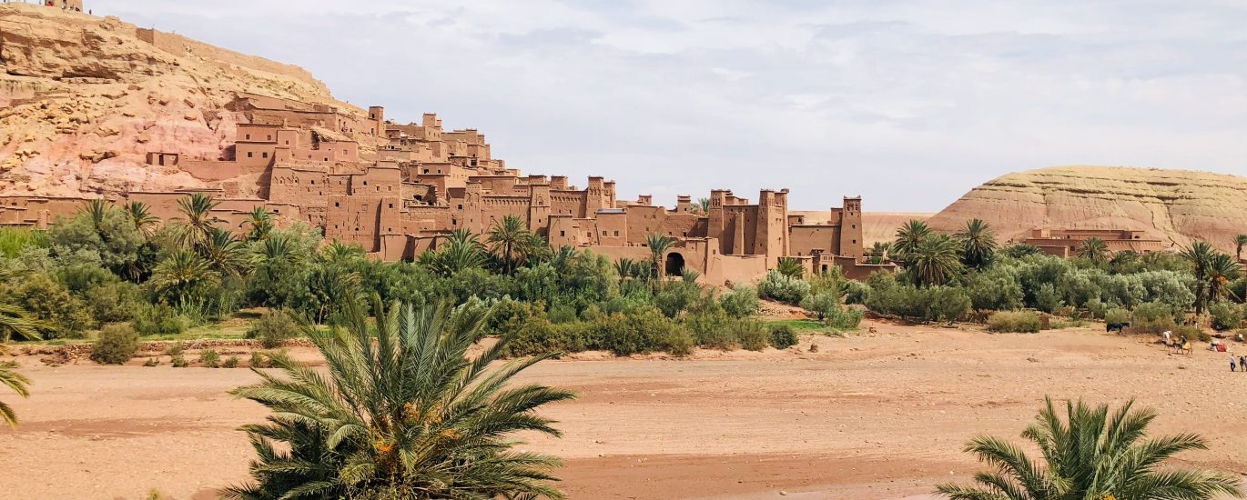 Embarquez pour un voyage temporel avec la majestueuse Kasbah Ait Ben Haddou, entre Marrakech et le Sahara, près d'Ouarzazate. Cette merveille architecturale, accessible avec la location de voiture depuis Fès, dévoile des histoires séculaires. Explorez les détails fascinants et l'héritage cinématographique de ce site classé au patrimoine mondial de l'UNESCO.