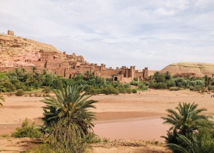 Embarquez pour un voyage temporel avec la majestueuse Kasbah Ait Ben Haddou, entre Marrakech et le Sahara, près d'Ouarzazate. Cette merveille architecturale, accessible avec la location de voiture depuis Fès, dévoile des histoires séculaires. Explorez les détails fascinants et l'héritage cinématographique de ce site classé au patrimoine mondial de l'UNESCO.