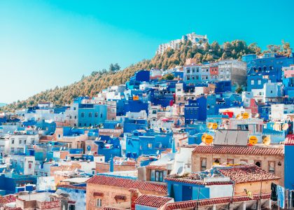 Explorez Chefchaouen en toute liberté avec notre service de location voiture Fès aéroport. Plongez-vous dans les ruelles azur de cette perle du Maroc