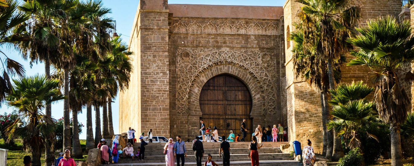Foto dell'antica medina di Fes: esplora la bellezza storica di Fès durante il tuo soggiorno, prenota ora la tua auto a noleggio a Fes per un'esperienza indimenticabile.