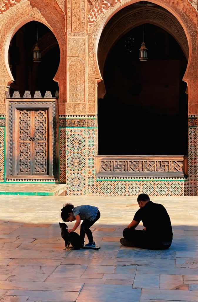 Vue captivante de la Medersa Attarin, évoquant l'élégance intemporelle de l'architecture marocaine , medersa Attarin est accessible depuis la locarion voiture fes chez tourvilles