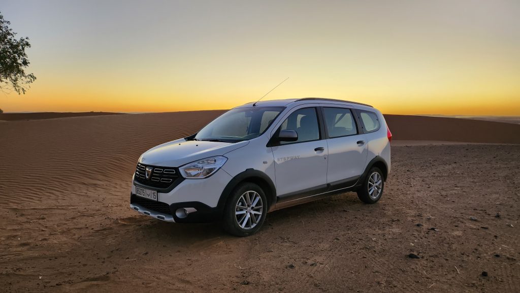 "Dacia Lodgy disponible pour location voiture 7 places à Fès aéroport"